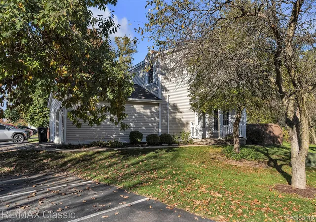 Listing Photo 2 - Condo for sale in building located at 1616 Golden Ln, Ypsilanti, MI 48198