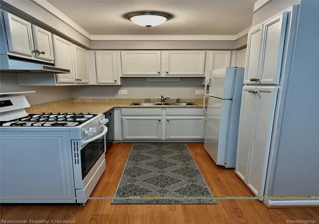 Listing Photo 2 - Condo for sale in building located at 49910 Helfer Blvd, Wixom, MI 48393