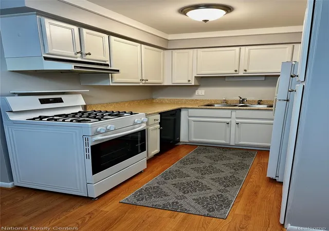 Listing Photo 3 - Condo for sale in building located at 49910 Helfer Blvd, Wixom, MI 48393
