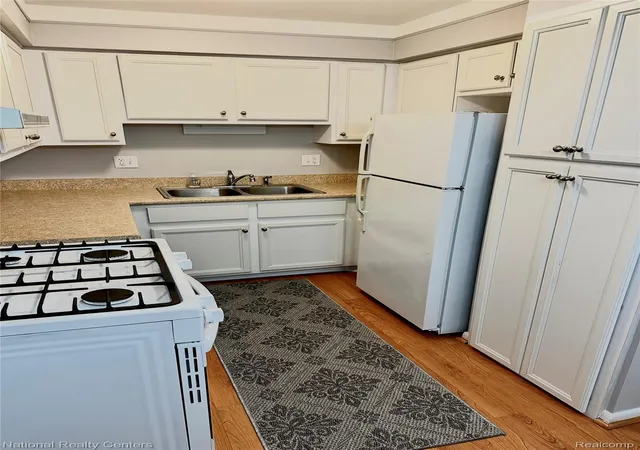 Listing Photo 4 - Condo for sale in building located at 49910 Helfer Blvd, Wixom, MI 48393