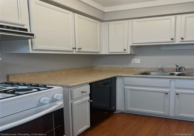 Listing Photo 5 - Condo for sale in building located at 49910 Helfer Blvd, Wixom, MI 48393