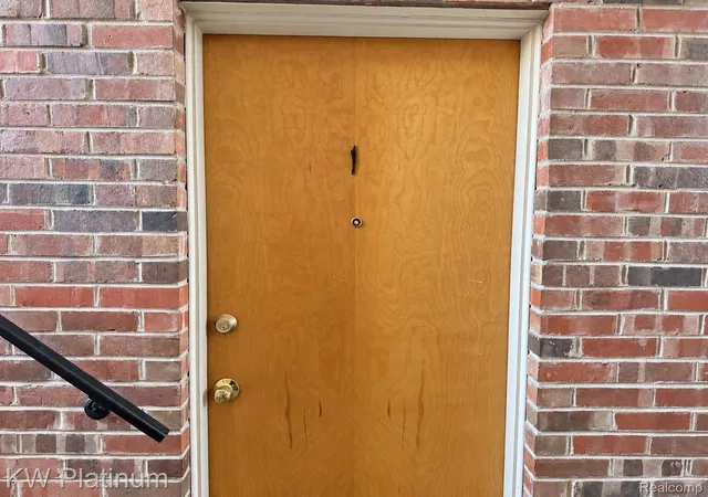 Listing Photo 1 - Condo for sale in building located at 4715 Leafdale Ave, Royal Oak, MI 48073 - Unit #A1