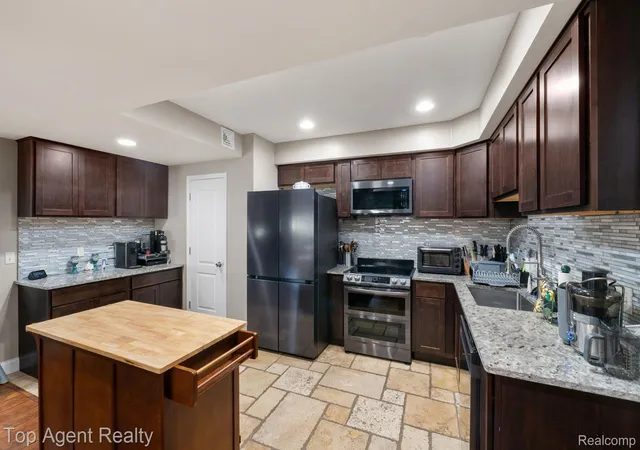 Photo 3 of Condo for sale at 43100 12 Oaks Crescent Dr #4055, Novi, MI 48377 | MLS# 20261085772 | Listing updated on 2026-10-29