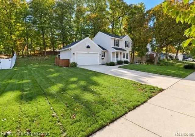 Photo 2 of Single family home for sale at 2250 Chelsea Dr NE, Grand Rapids, MI 49505 | MLS# 20261085884 | Listing updated on 2026-10-28
