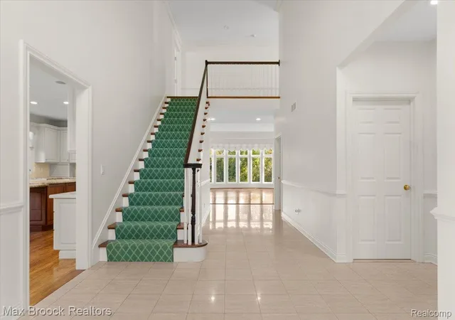 Listing Photo 1 - Condo for sale in building located at 9 Vaughan Xing, Bloomfield Hills, MI 48304