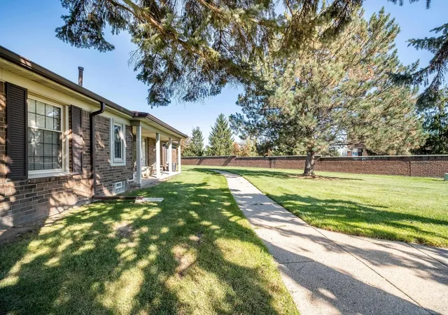 Listing Photo 3 - Condo for sale in building located at 14955 Hartford Ct, Shelby Township, MI 48315