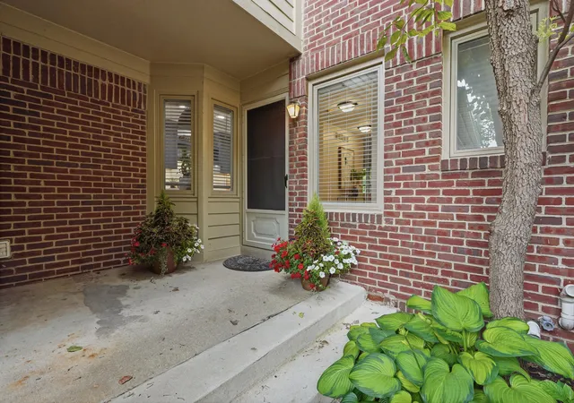 Listing Photo 2 - Condo for sale in building located at 112 Ponds Vw Dr, Ann Arbor, MI 48103