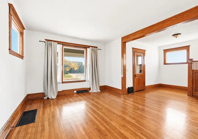 Photo 4 of Single family home for sale at 1217 Sigsbee St SE, Grand Rapids, MI 49506 | MLS# 65026056450 | Listing updated on 2026-10-29