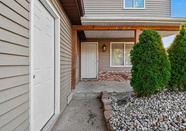 Photo 2 of Single family home for sale at 4750 Southstone Dr SE, Grand Rapids, MI 49548 | MLS# 65026056452 | Listing updated on 2026-10-26