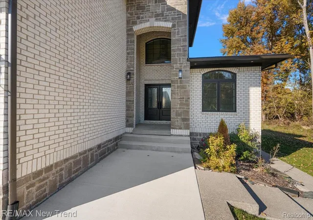 Photo 4 of Single family home for sale at 1683 Delta Dr, Troy, MI 48085 | MLS# 20261086353 | Listing updated on 2026-10-29