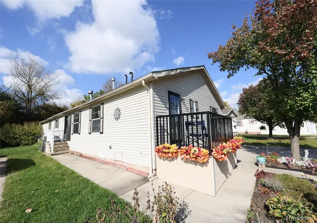 Photo 1 of Single family home for sale at 29760 Meadow Ln, Gibraltar, MI 48173 | MLS# 20261086358 | Listing updated on 2026-10-28