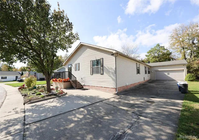 Photo 2 of Single family home for sale at 29760 Meadow Ln, Gibraltar, MI 48173 | MLS# 20261086358 | Listing updated on 2026-10-28