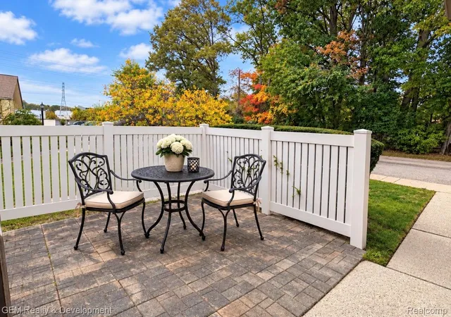Listing Photo 4 - Condo for sale in building located at 37590 Barkridge Cir, Westland, MI 48185 - Unit #49