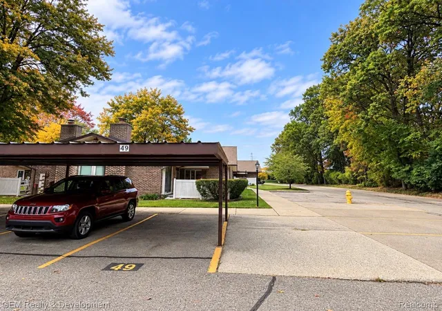 Listing Photo 5 - Condo for sale in building located at 37590 Barkridge Cir, Westland, MI 48185 - Unit #49