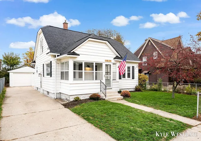 Photo 1 of Single family home for sale at 1027 Beechwood St NE, Grand Rapids, MI 49505 | MLS# 65026056951 | Listing updated on 2026-10-26