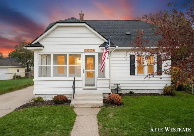 Photo 2 of Single family home for sale at 1027 Beechwood St NE, Grand Rapids, MI 49505 | MLS# 65026056951 | Listing updated on 2026-10-26