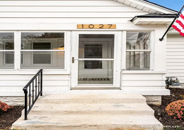 Photo 3 of Single family home for sale at 1027 Beechwood St NE, Grand Rapids, MI 49505 | MLS# 65026056951 | Listing updated on 2026-10-26
