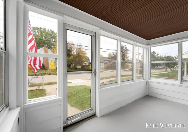 Photo 4 of Single family home for sale at 1027 Beechwood St NE, Grand Rapids, MI 49505 | MLS# 65026056951 | Listing updated on 2026-10-26
