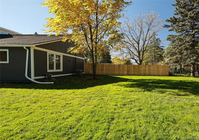 Photo 4 of Single family home for sale at 1100 Nokomis Way, Waterford, MI 48328 | MLS# 20261086768 | Listing updated on 2026-10-27