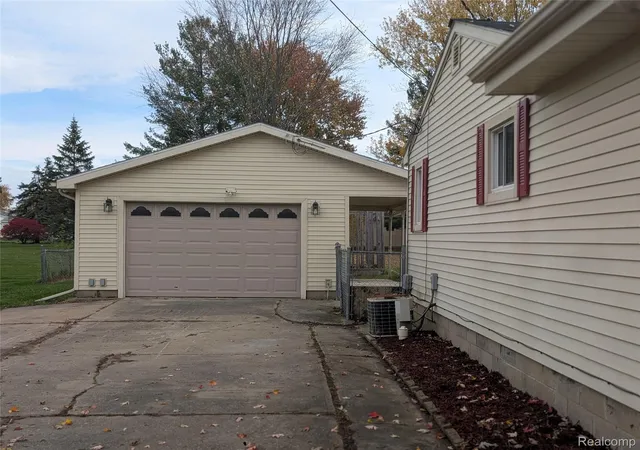 Photo 4 of Single family home for sale at 805 Oak St, Lennon, MI 48449 | MLS# 20261086838 | Listing updated on 2026-10-30