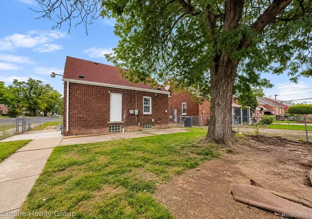Photo 4 of Single family home for sale at 3167 E Outer Dr, Detroit, MI 48234 | MLS# 20261086845 | Listing updated on 2026-10-28