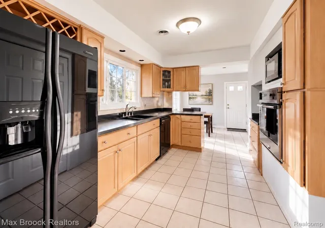 Photo 2 of Single family home for sale at 26126 Westmeath St, Farmington Hills, MI 48334 | MLS# 20261086932 | Listing updated on 2026-10-29