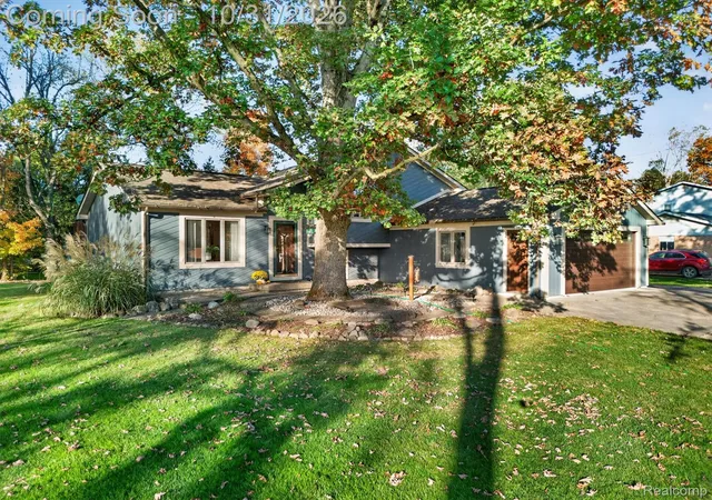 Photo 1 of Single family home for sale at 1923 E Davisburg Rd, Holly, MI 48442 | MLS# 20261086951 | Listing updated on 2026-10-31