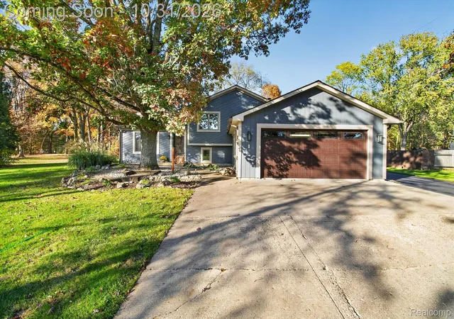 Photo 2 of Single family home for sale at 1923 E Davisburg Rd, Holly, MI 48442 | MLS# 20261086951 | Listing updated on 2026-10-31