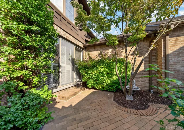 Listing Photo 1 - Condo for sale in building located at 23625 Overlook Cir, Bingham Farms, MI 48025