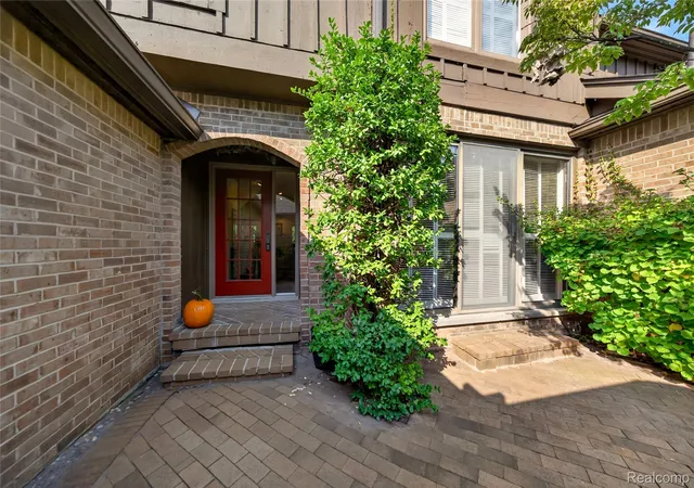 Listing Photo 4 - Condo for sale in building located at 23625 Overlook Cir, Bingham Farms, MI 48025