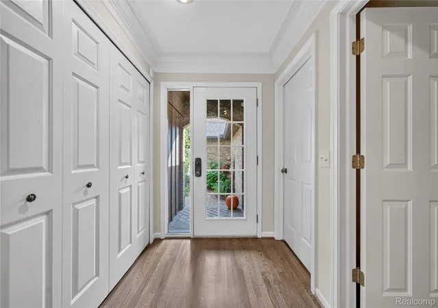 Listing Photo 5 - Condo for sale in building located at 23625 Overlook Cir, Bingham Farms, MI 48025