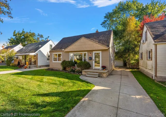 Photo 2 of Single family home for sale at 409 S Chocolay Ave, Clawson, MI 48017 | MLS# 20261087027 | Listing updated on 2026-10-30