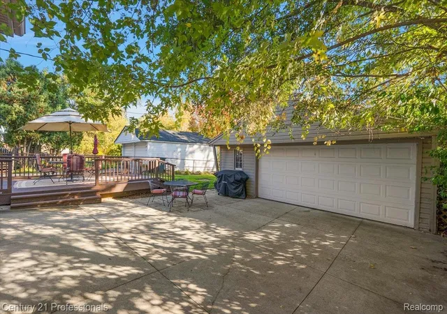 Photo 3 of Single family home for sale at 409 S Chocolay Ave, Clawson, MI 48017 | MLS# 20261087027 | Listing updated on 2026-10-30