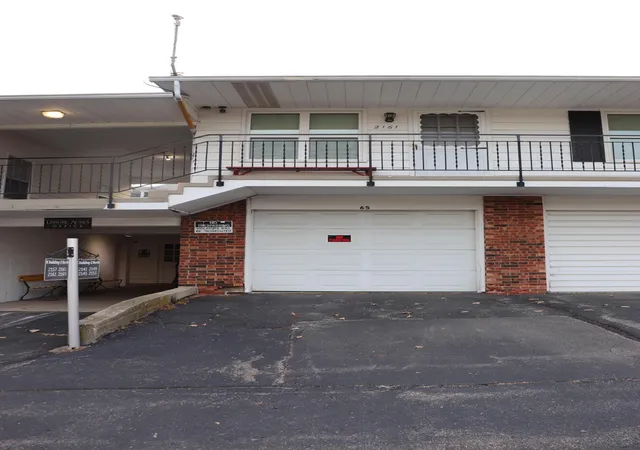 Listing Photo 2 - Condo for sale in building located at 2161 SW Clyde Park Ave, Wyoming, MI 49509 - Unit #65