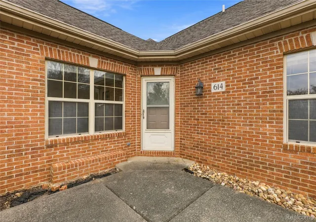 Listing Photo 2 - Condo for sale in building located at 614 Perry Creek Dr, Grand Blanc, MI 48439 - Unit #7