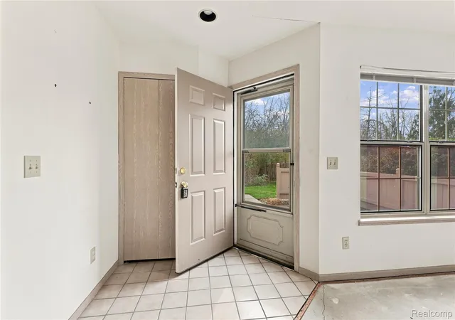 Listing Photo 4 - Condo for sale in building located at 614 Perry Creek Dr, Grand Blanc, MI 48439 - Unit #7