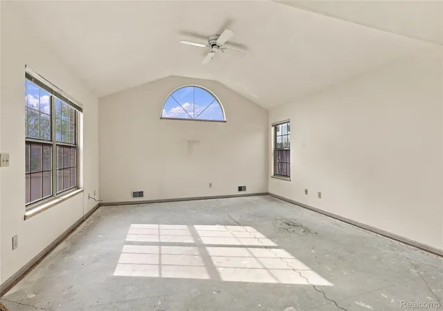 Listing Photo 5 - Condo for sale in building located at 614 Perry Creek Dr, Grand Blanc, MI 48439 - Unit #7
