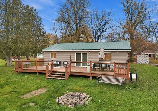 Photo 3 of Single family home for sale at 6780 Ottawa Dr, Mesick, MI 49668 | MLS# 78080074916 | Listing updated on 2026-10-29