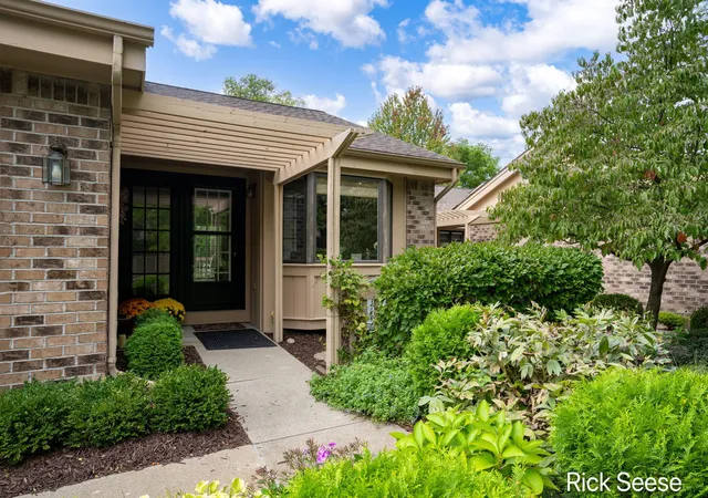 Listing Photo 2 - Condo for sale in building located at 1379 Suncrest Dr NE, Grand Rapids, MI 49525