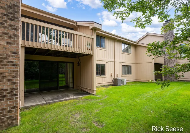 Listing Photo 3 - Condo for sale in building located at 1379 Suncrest Dr NE, Grand Rapids, MI 49525