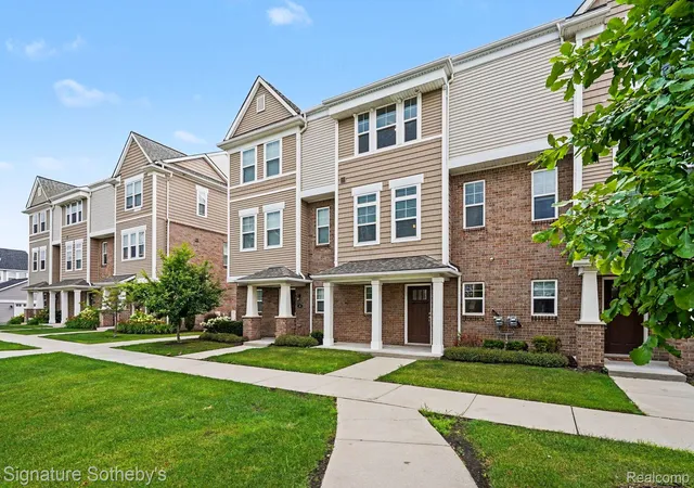 Listing Photo 1 - Condo for sale in building located at 2500 Normandy Rd, Royal Oak, MI 48073 - Unit #40