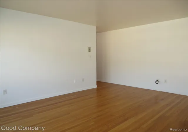 Listing Photo 4 - Condo for sale in building located at 3225 Benjamin Ave, Royal Oak, MI 48073 - Unit #14