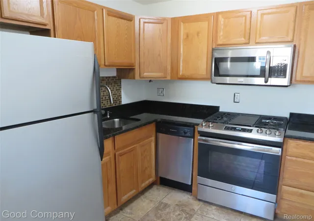 Listing Photo 5 - Condo for sale in building located at 3225 Benjamin Ave, Royal Oak, MI 48073 - Unit #14