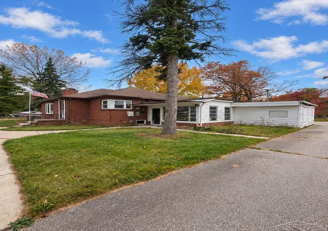Photo 3 of Single family home for sale at 2554 S Huron Rd, Kawkawlin, MI 48631 | MLS# 61050226208 | Listing updated on 2026-10-30