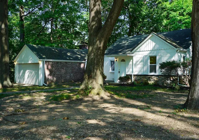 Photo 2 of Single family home for sale at 24300 Simmons Ave, Southfield, MI 48033 | MLS# 20261087446 | Listing updated on 2026-10-29