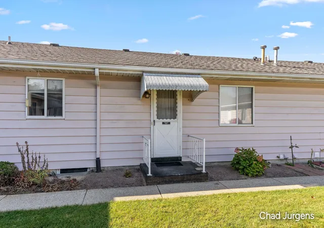 Listing Photo 2 - Condo for sale in building located at 5874 Leisure S Dr SE, Grand Rapids, MI 49548 - Unit #266