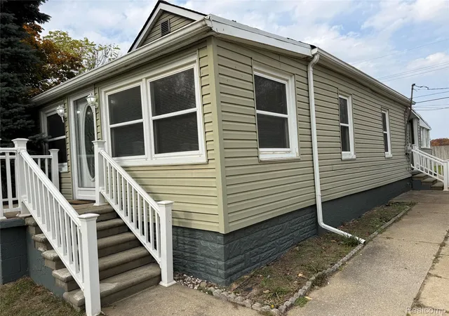 Photo 2 of Single family home for sale at 815 Bayfield St, Lake Orion, MI 48362 | MLS# 20261087512 | Listing updated on 2026-10-29