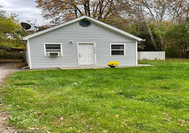 Single family home for sale at 2853 Peerless Ave, Waterford, MI 48328 | MLS# 20261087575