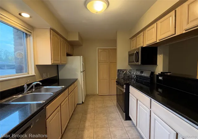 Photo 4 of Condo for sale at 4049 W Maple Rd, Bloomfield Hills, MI 48301 | MLS# 20261087649 | Listing updated on 2026-10-29