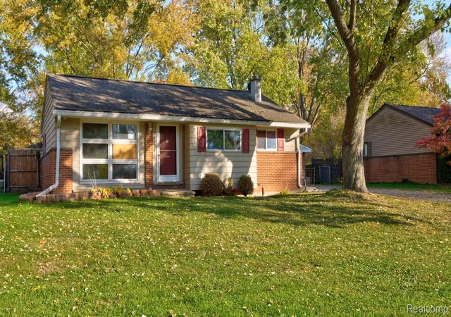 Photo 1 of Single family home for sale at 722 Sheryl Dr, Waterford, MI 48328 | MLS# 20261087645 | Listing updated on 2026-10-29